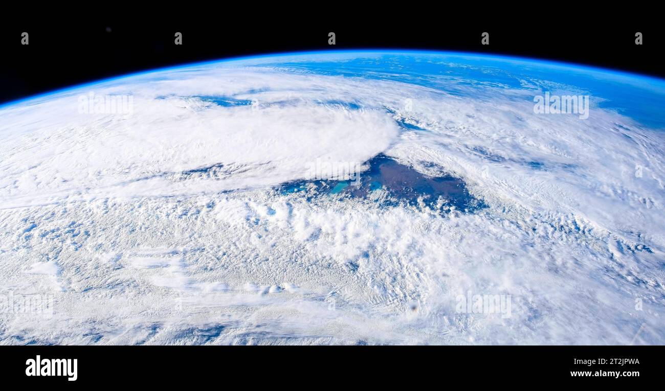 Nuvole delle tempeste del Pacifico. Miglioramento digitale di un'immagine della NASA. Foto Stock