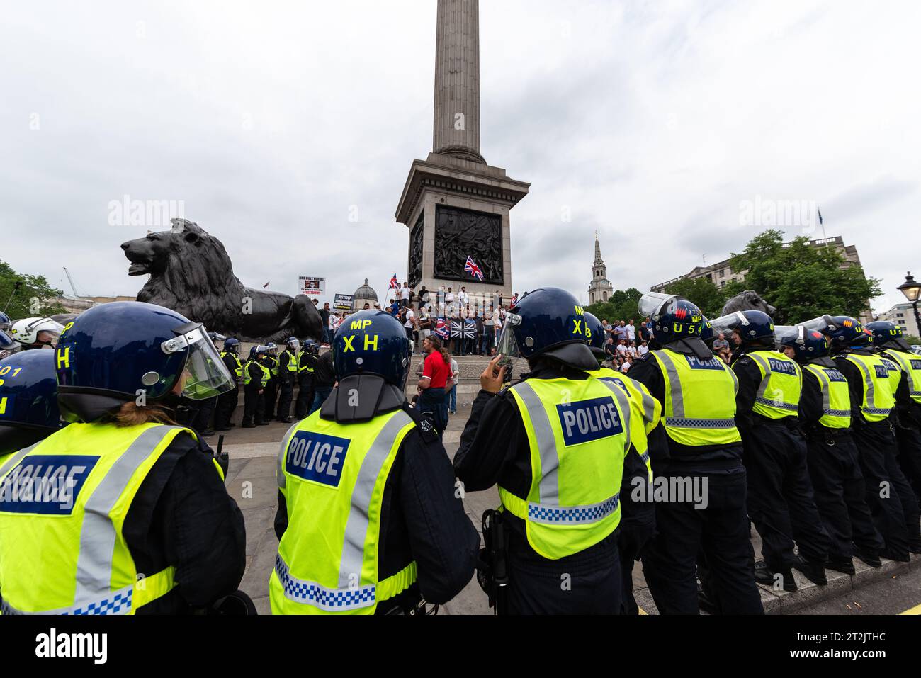 I sostenitori di Tommy Robinson, come l'EDL, protestarono a Londra dimostrando per il suo rilascio dopo l'arresto. Cordone della polizia intorno a Trafalgar Square Foto Stock