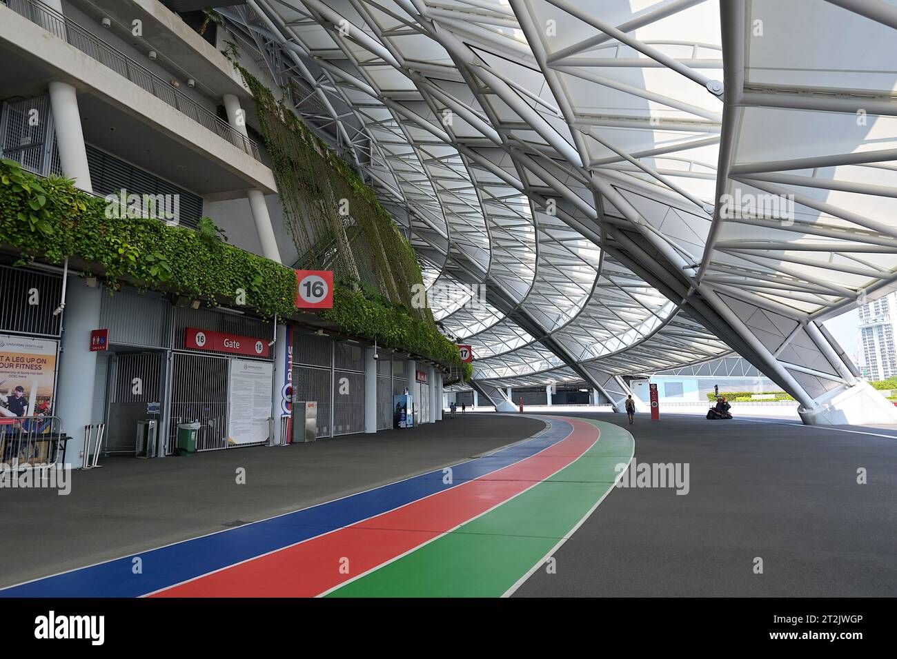 Pista da corsa completamente riparata sotto il tetto del Singapore National Stadium, con piattaforma sopraelevata e connettore per le principali strutture all'interno dello Sports Hub Foto Stock