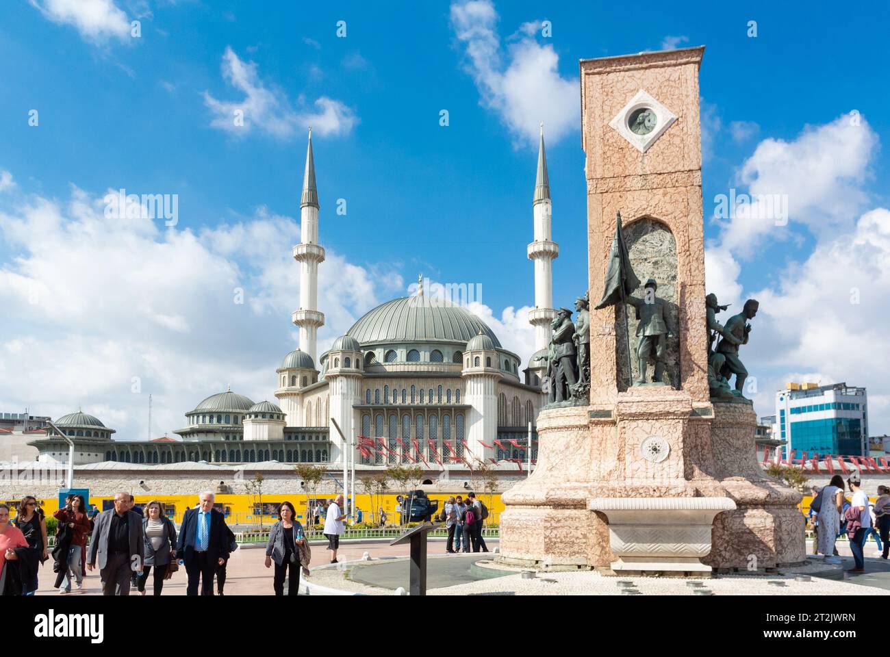 Istanbul, Turchia, il Monumento della Repubblica (in turco: Cumhuriyet Anıtı) è un monumento per commemorare la formazione della Repubblica turca nel 1923. Foto Stock