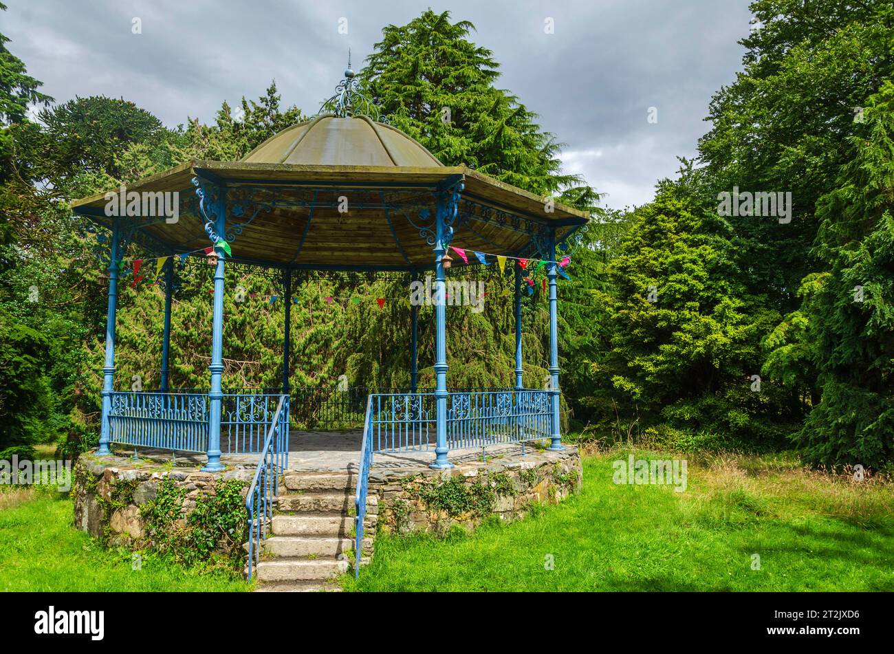 Saintfield, County Down, Irlanda del Nord, 16 luglio 2023 - la tribuna blu nei terreni dei Rowallane Gardens, Saintfield Foto Stock
