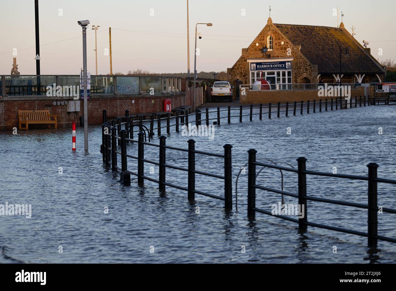 Le alte maree primaverili inondano Wells-Next-the-Sea Norfolk gennaio 2022 Foto Stock