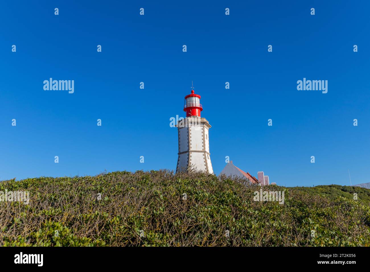 Il faro di Espichel Cape, un edificio del XVIII secolo. Sesimbra, Portogallo. Foto Stock