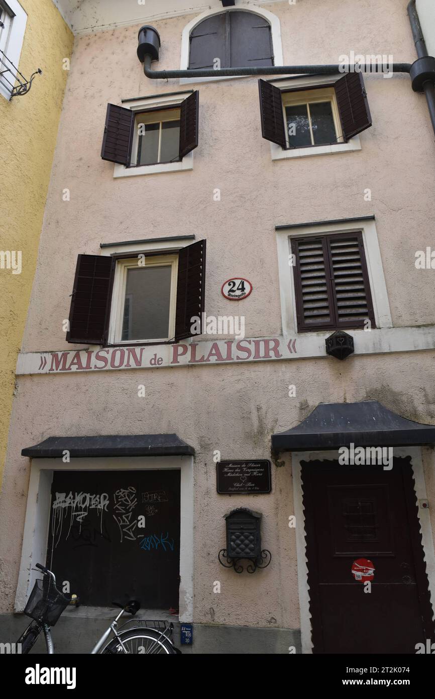 Leerstände, 2023, Steingasse, Bordell, Maison de Plaisir, rechte Altstadt, Salzburg, Manfred Siebinger *** posti vacanti, 2023, Steingasse, Brothel, Maison de Plaisir, proprio nella città vecchia, Salisburgo, Manfred Siebinger Foto Stock