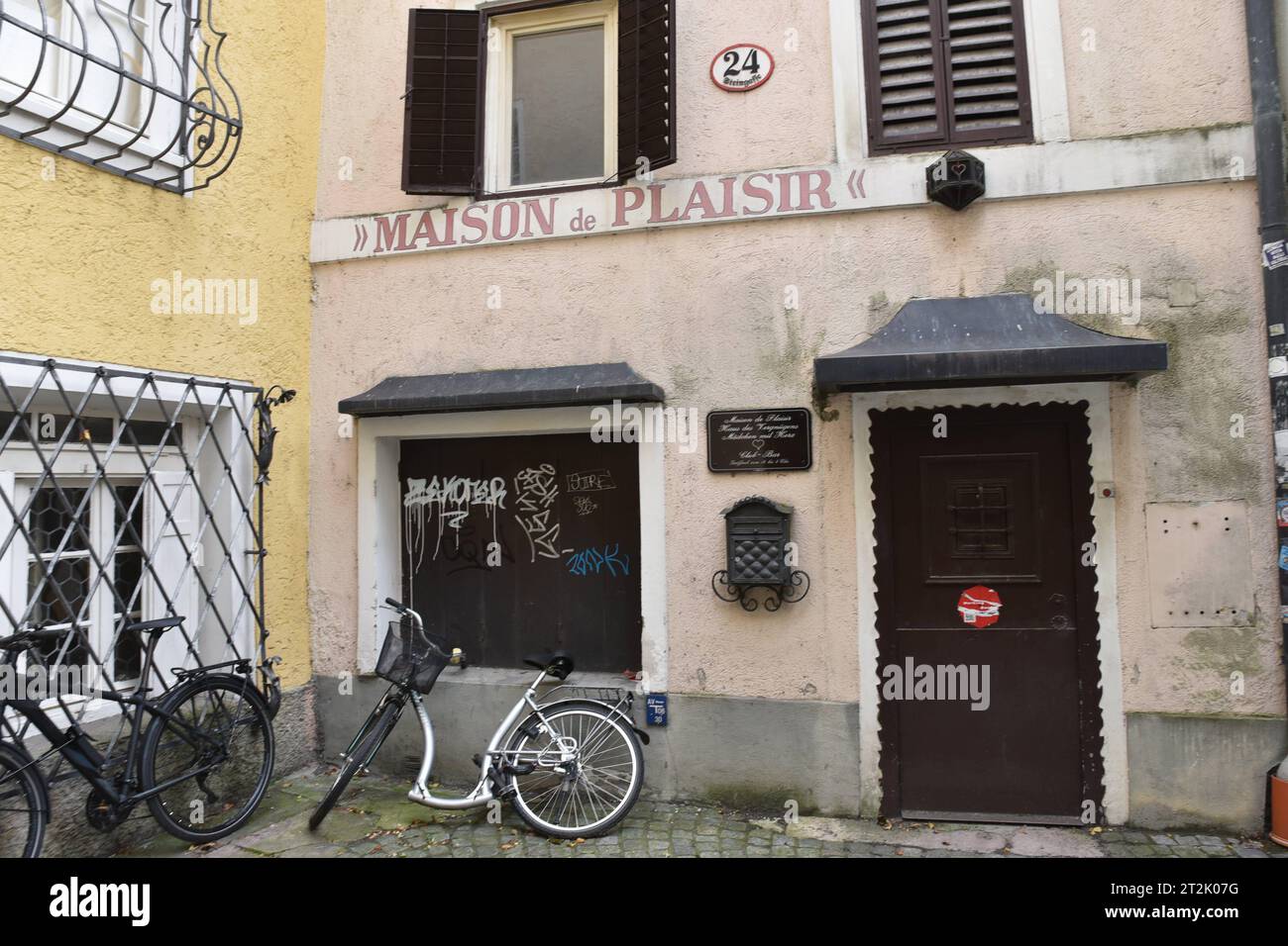 Leerstände, 2023, Steingasse, Bordell, Maison de Plaisir, rechte Altstadt, Salzburg, Manfred Siebinger *** posti vacanti, 2023, Steingasse, Brothel, Maison de Plaisir, proprio nella città vecchia, Salisburgo, Manfred Siebinger Foto Stock