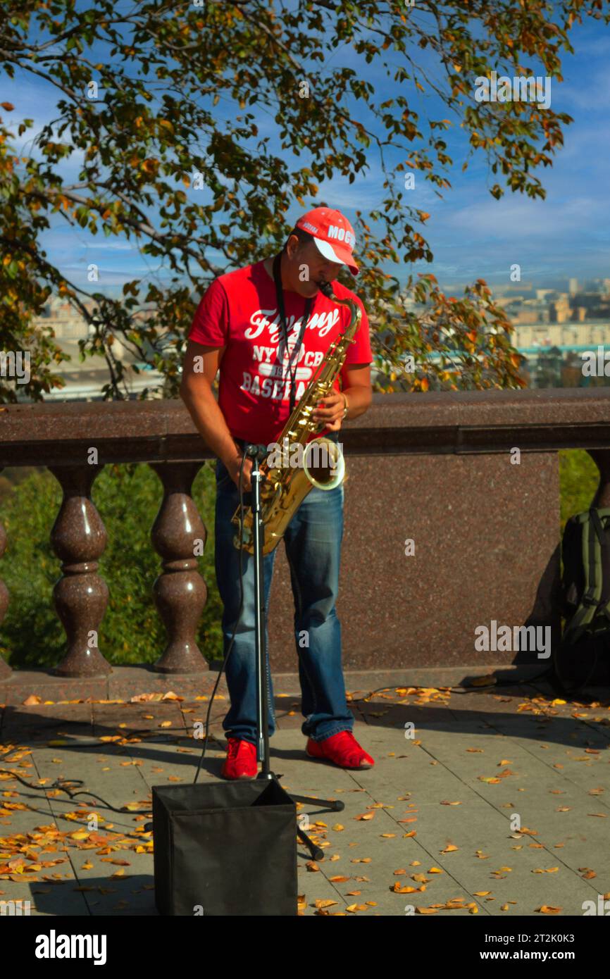 Mosca, Russia - 23 settembre 2015: Musicista vestito con stile e suonando musica per le strade. Foto Stock