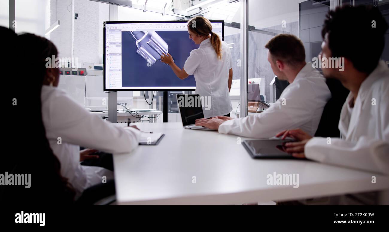 Presentazione aziendale in fabbrica. Riunione sulla tecnologia di progettazione 3D. Foto Stock