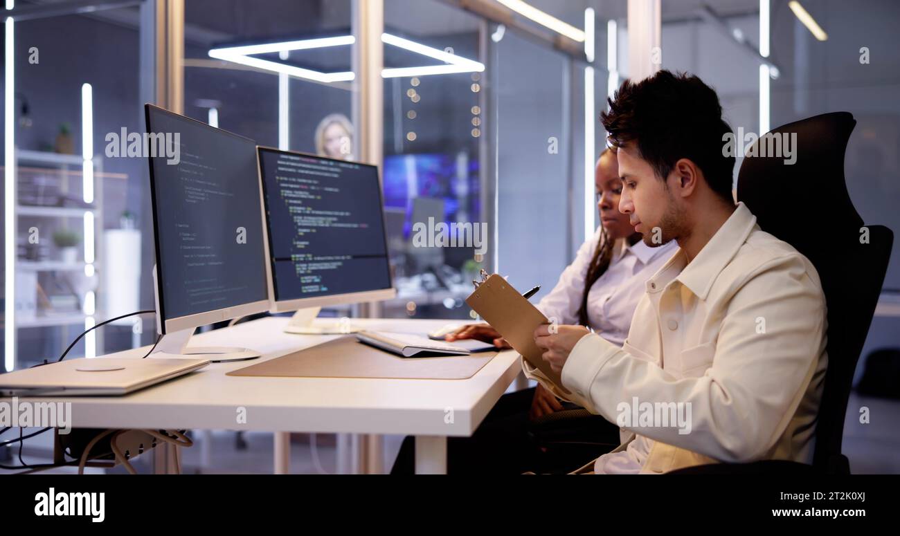 Programmatore di computer che scrive il codice di programma sul computer in Office Foto Stock