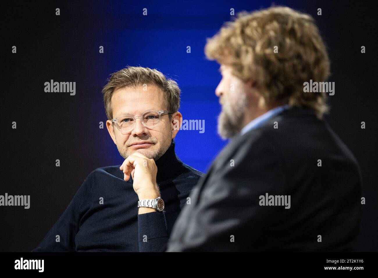 20 ottobre 2023, Assia, Francoforte sul meno: L'autore Florian Illies (l) parla del suo libro "Magic of Silence, Caspar David Friedrich's Journey Through Time" sul palco della letteratura della Fiera del libro. Foto: Hannes P. Albert/dpa Foto Stock