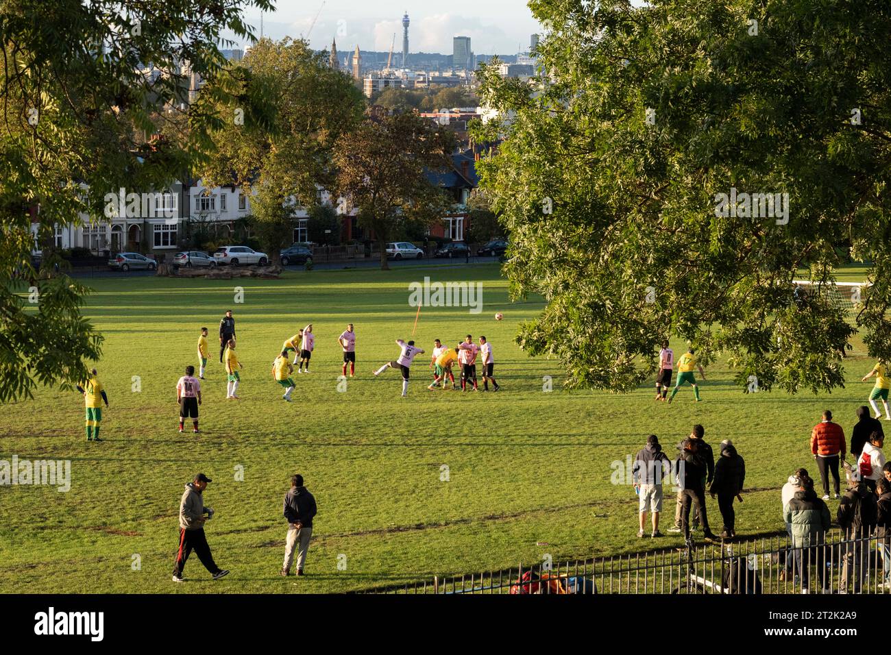 Gli uomini più anziani in un campionato amatoriale giocano una partita di calcio nel parco Ruskin, uno spazio verde pubblico nel sud di Londra, il 14 ottobre 2023, a Londra, in Inghilterra. Foto Stock