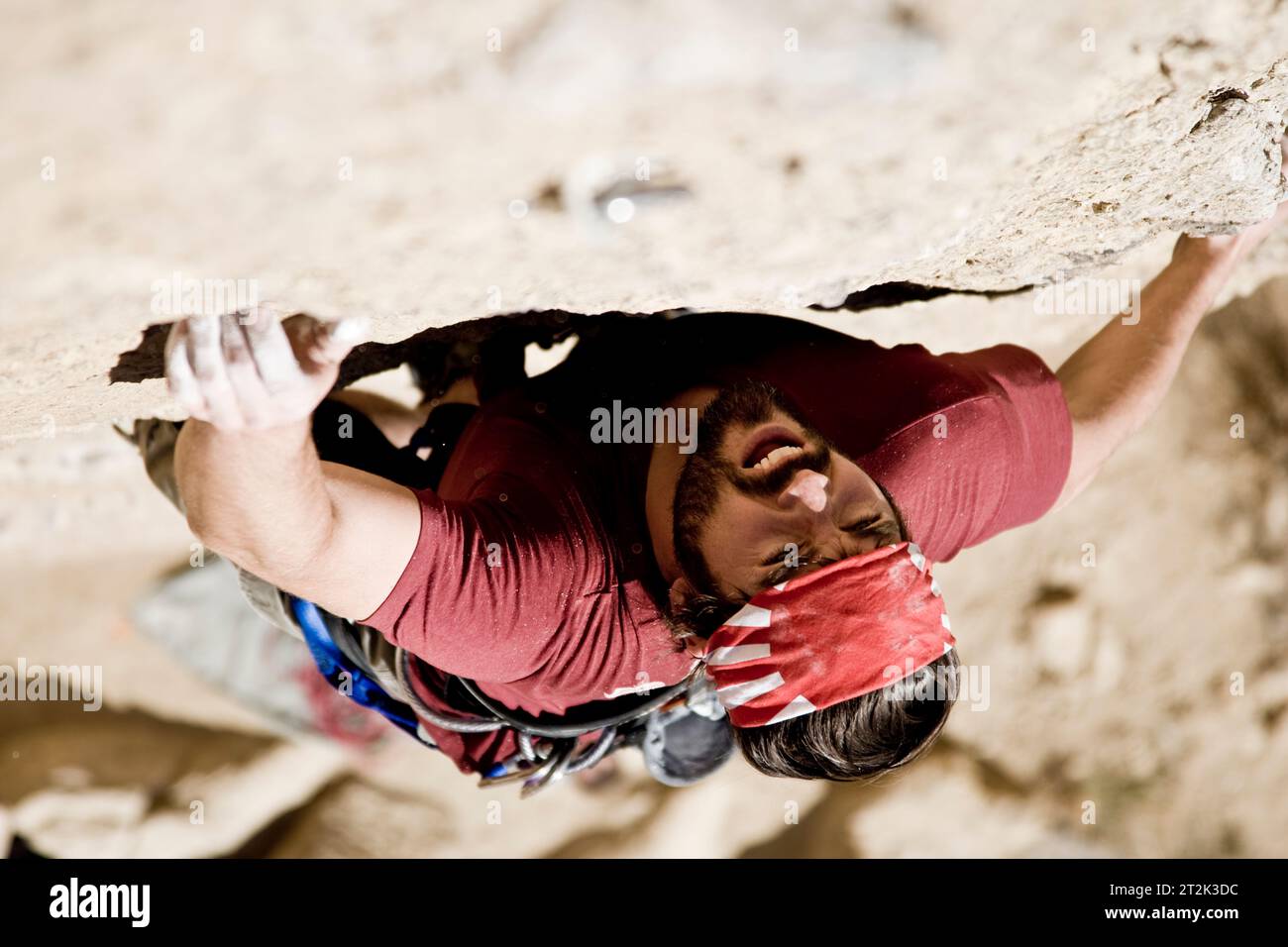 Un alpinista si stravolge mentre si avvicina alla sua prossima presa. Foto Stock