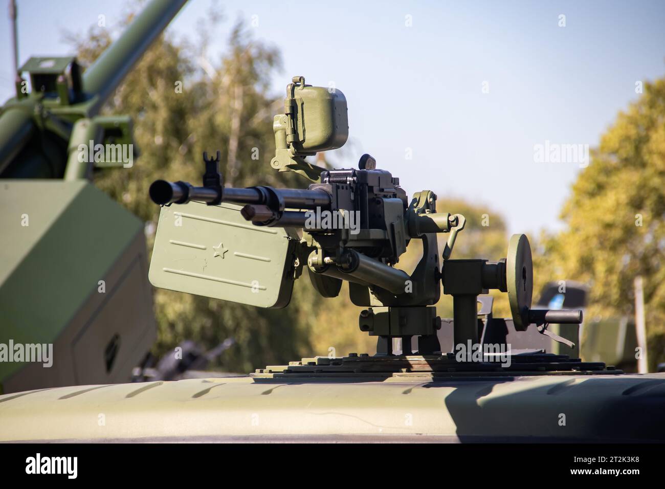 Veicolo da combattimento corazzato dipinto in colori mimetici, armato di mitragliatrice letale e lanciarazzi, alla fiera internazionale delle armi di Belgrado, SRB Foto Stock