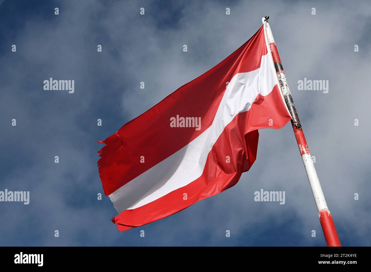 Bandiera austriaca contro un cielo blu. Foto Stock