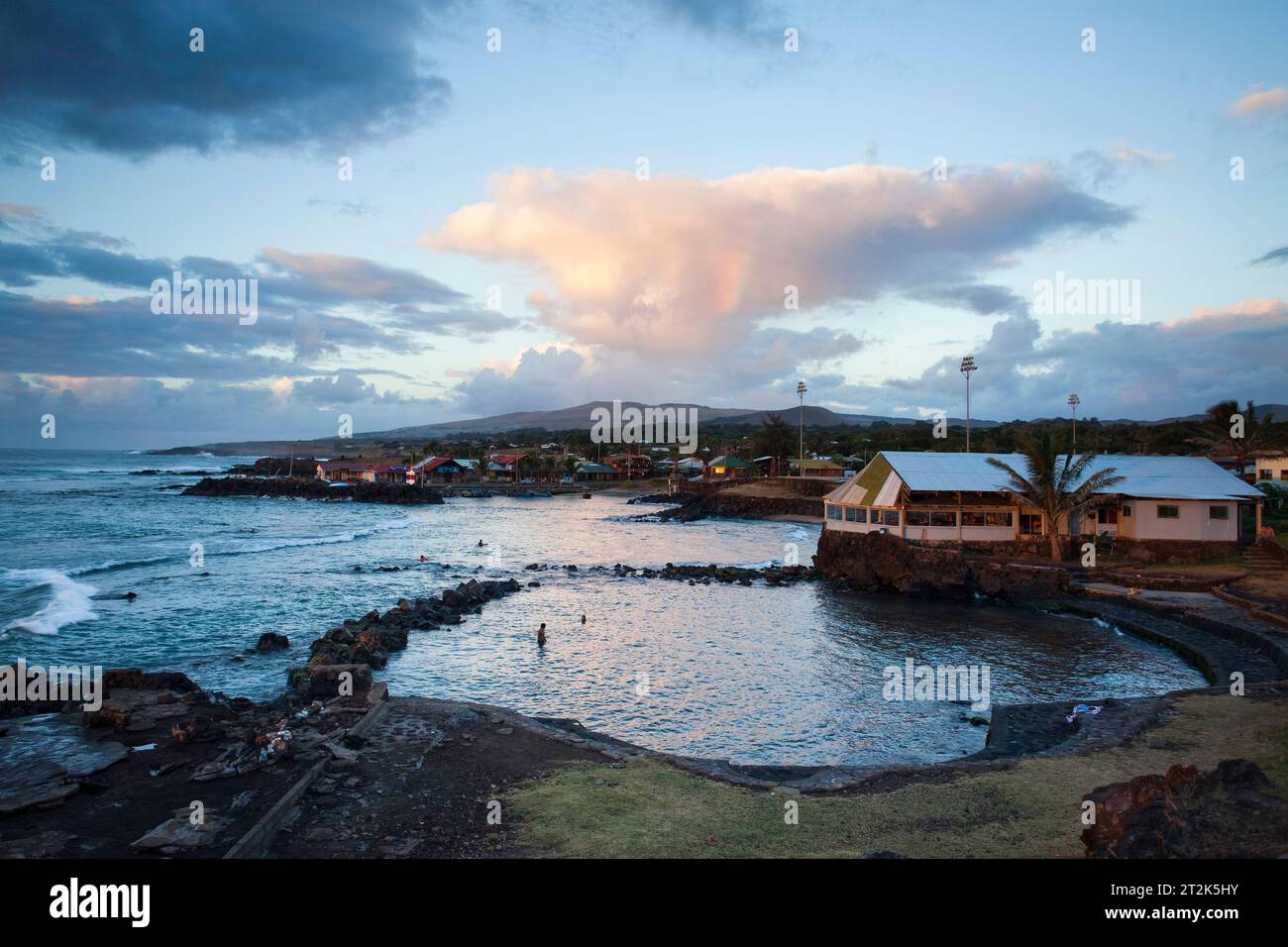 Il porto di Hanga Roa, la città principale sull'isola più remota del mondo. Foto Stock