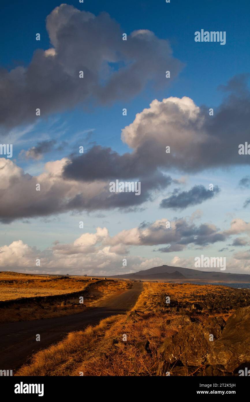 Una strada al tramonto sull'isola più remota del mondo. Foto Stock