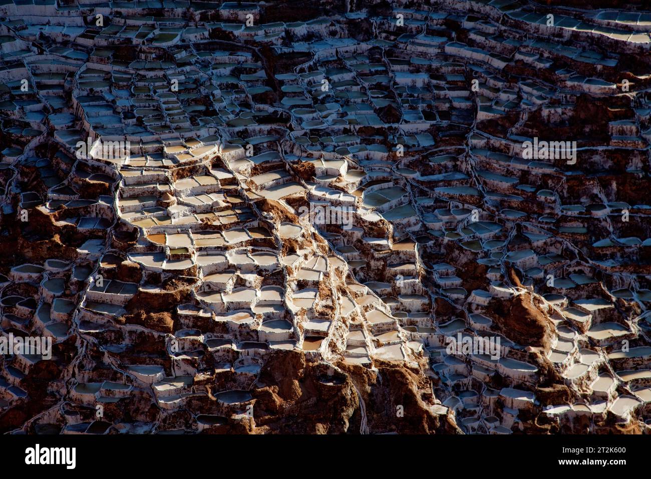 Piscine di sale che sono in uso sin da antichi tempi Inca su una collina nei pressi di un piccolo villaggio. Foto Stock
