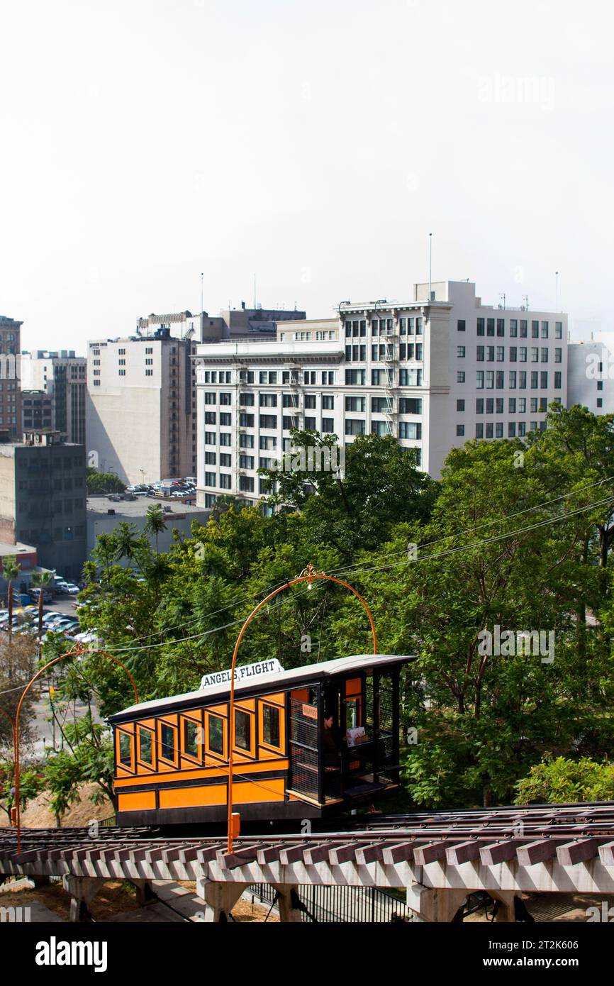 Un piccolo veicolo ferroviario che trasporta persone su un ripido pendio in un centro. Foto Stock
