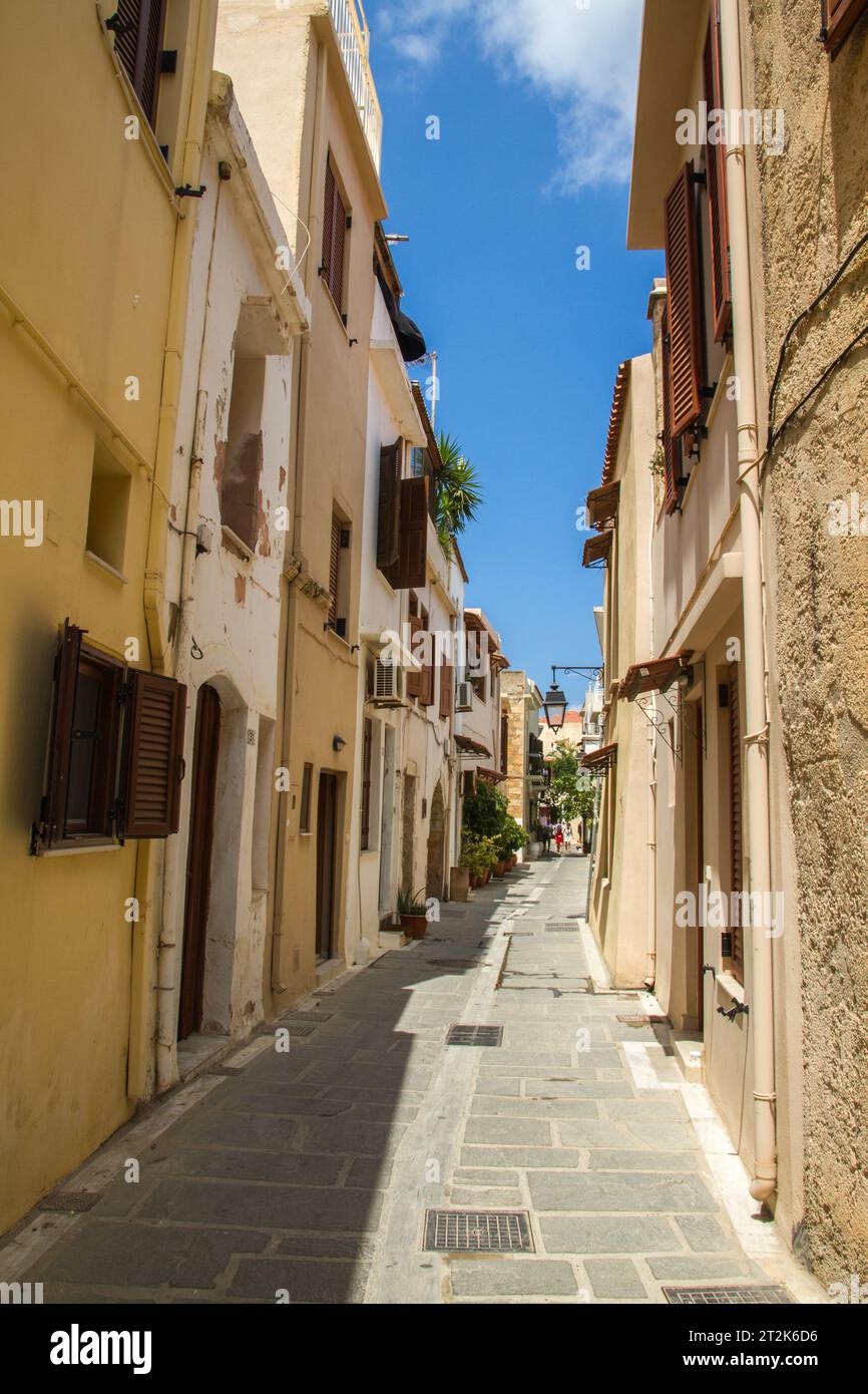 Strada con edifici storici nel centro storico di Rethymno, Creta, Grecia Foto Stock