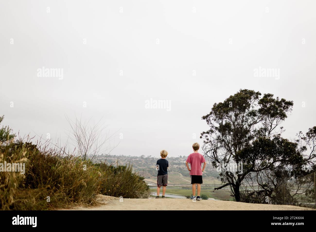I fratelli sono in piedi a Overlook mentre fai un'escursione a San Diego Foto Stock