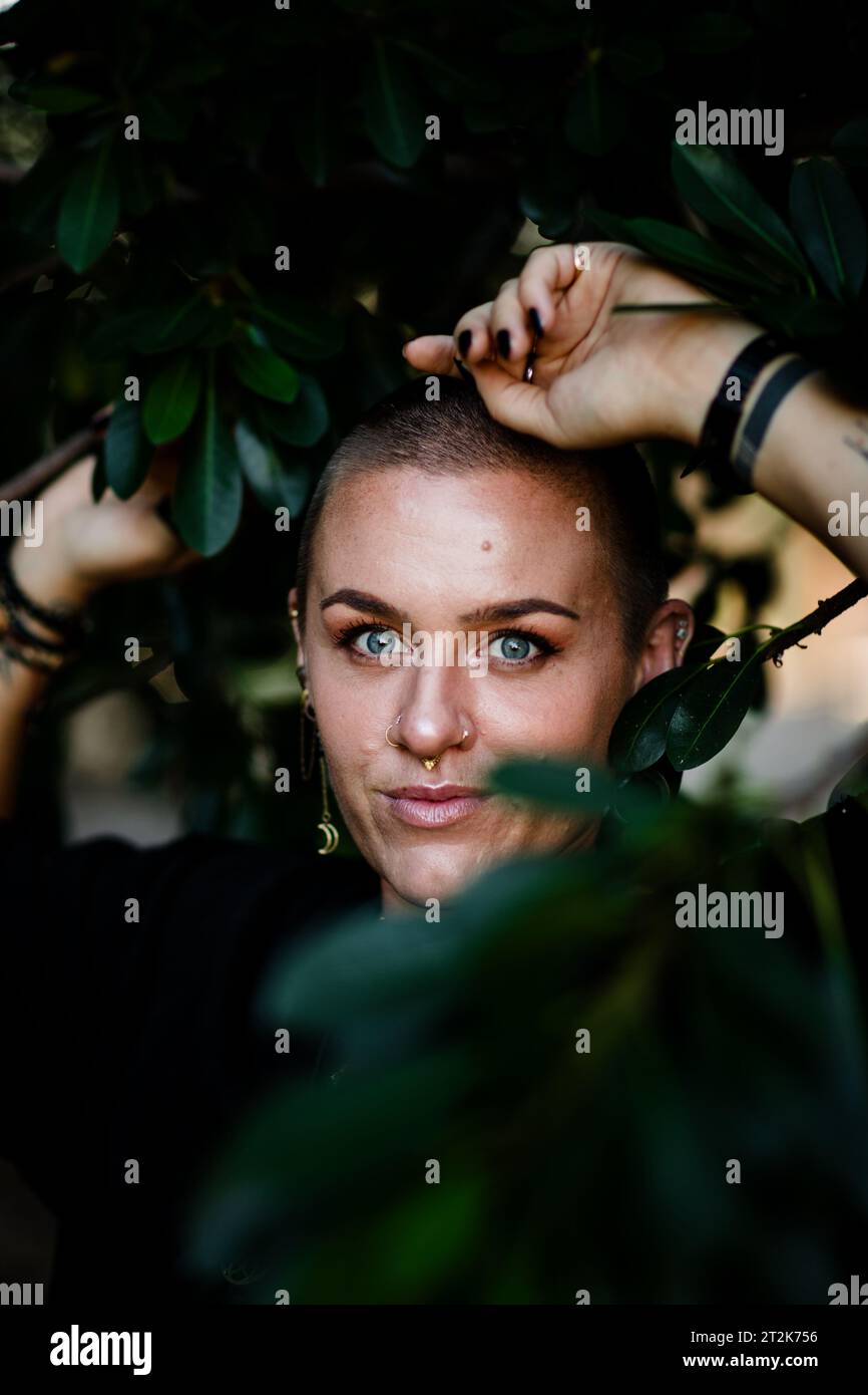 Ritratto di persona non binaria con testa rasata a San Diego Foto Stock