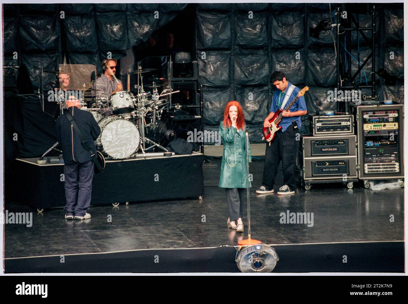 GARBAGE, EDIMBURGO, 1999: La rock band Garbage Soundchecking in Princes Street Gardens a Edimburgo, Scozia, Regno Unito, prima della loro esibizione di comando all'apertura del Parlamento scozzese il 1 luglio 1999. Shirley Manson, la cantante dei capelli rossi della band, viene dalla Scozia, ma il resto della band viene dal Wisconsin. Foto: Rob Watkins Foto Stock