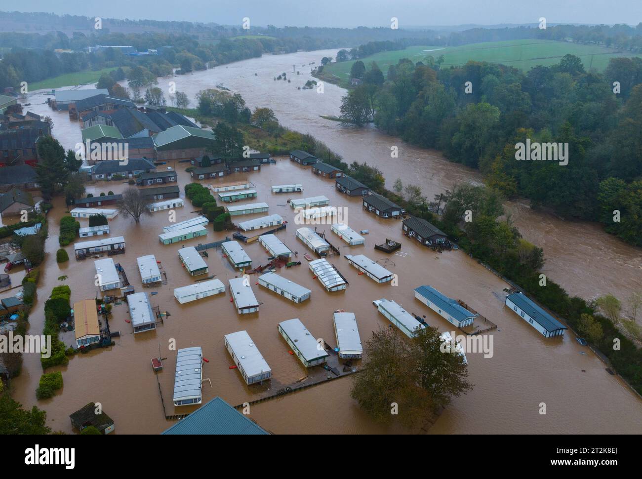 Brechin, Scozia, Regno Unito. 20 ottobre 2023. Vista aerea East Mill Road, parco caravan a Brechin dopo che il fiume South Esk rompe le sue rive nelle prime ore del venerdì. Molte strade adiacenti al fiume sono allagate e i residenti sono stati evacuati il giovedì sera fino al venerdì mattina. La tempesta Babet ha portato precipitazioni e venti eccezionalmente pesanti nelle ultime 24 ore. Iain Masterton Foto Stock