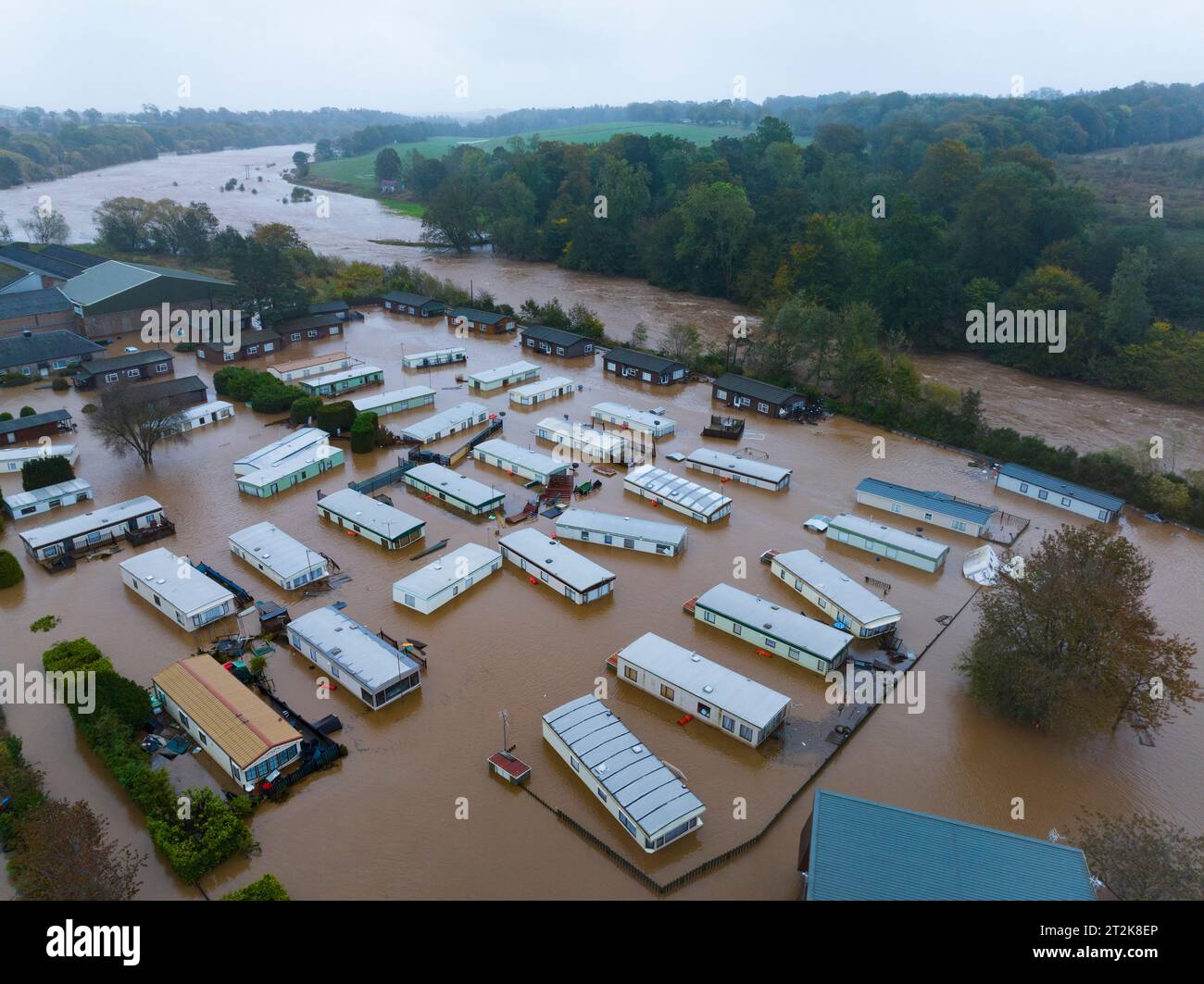 Brechin, Scozia, Regno Unito. 20 ottobre 2023. Vista aerea East Mill Road, parco caravan a Brechin dopo che il fiume South Esk rompe le sue rive nelle prime ore del venerdì. Molte strade adiacenti al fiume sono allagate e i residenti sono stati evacuati il giovedì sera fino al venerdì mattina. La tempesta Babet ha portato precipitazioni e venti eccezionalmente pesanti nelle ultime 24 ore. Iain Masterton Foto Stock