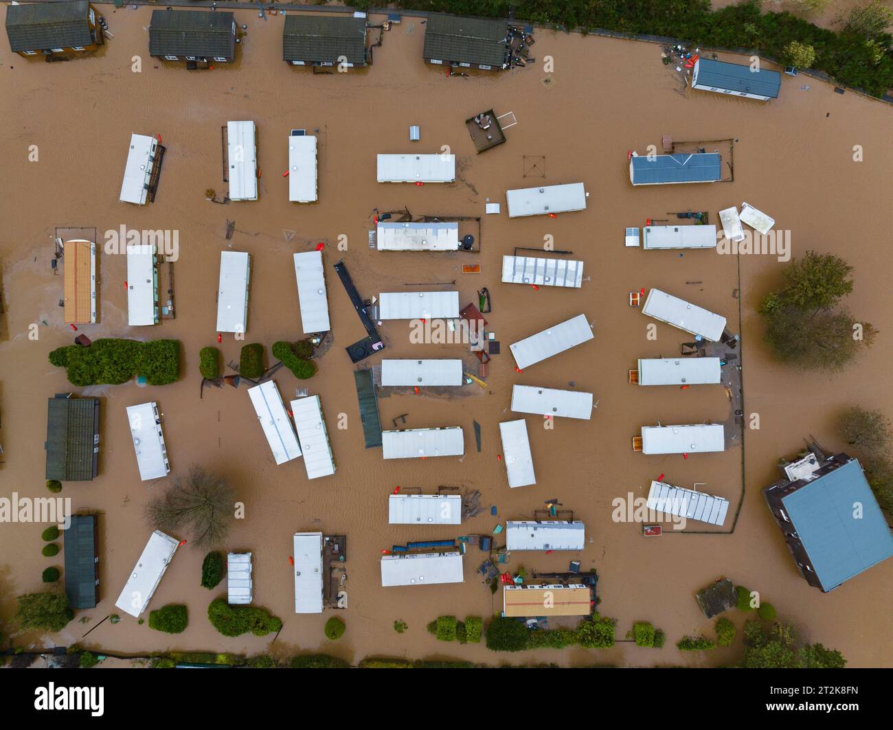 Brechin, Scozia, Regno Unito. 20 ottobre 2023. Vista aerea East Mill Road, parco caravan a Brechin dopo che il fiume South Esk rompe le sue rive nelle prime ore del venerdì. Molte strade adiacenti al fiume sono allagate e i residenti sono stati evacuati il giovedì sera fino al venerdì mattina. La tempesta Babet ha portato precipitazioni e venti eccezionalmente pesanti nelle ultime 24 ore. Iain Masterton Foto Stock