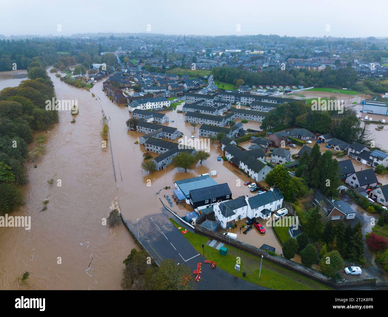 Brechin, Scozia, Regno Unito. 20 ottobre 2023. Vista aerea di Brechin dopo che il fiume South Esk rompe le sue rive nelle prime ore del venerdì. Molte strade adiacenti al fiume sono allagate e i residenti sono stati evacuati il giovedì sera fino al venerdì mattina. Storm Babet ha portato precipitazioni e venti eccezionalmente pesanti nelle ultime 24 ore. Iain Masterton Foto Stock