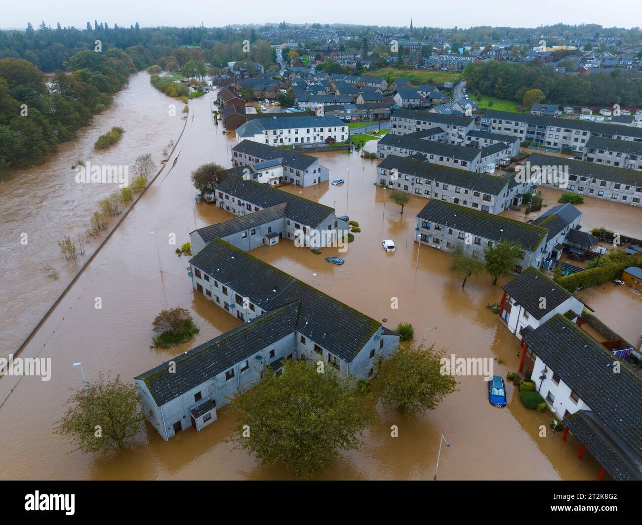 Brechin, Scozia, Regno Unito. 20 ottobre 2023. Vista aerea di Brechin dopo che il fiume South Esk rompe le sue rive nelle prime ore del venerdì. Molte strade adiacenti al fiume sono allagate e i residenti sono stati evacuati il giovedì sera fino al venerdì mattina. Storm Babet ha portato precipitazioni e venti eccezionalmente pesanti nelle ultime 24 ore. Iain Masterton Foto Stock