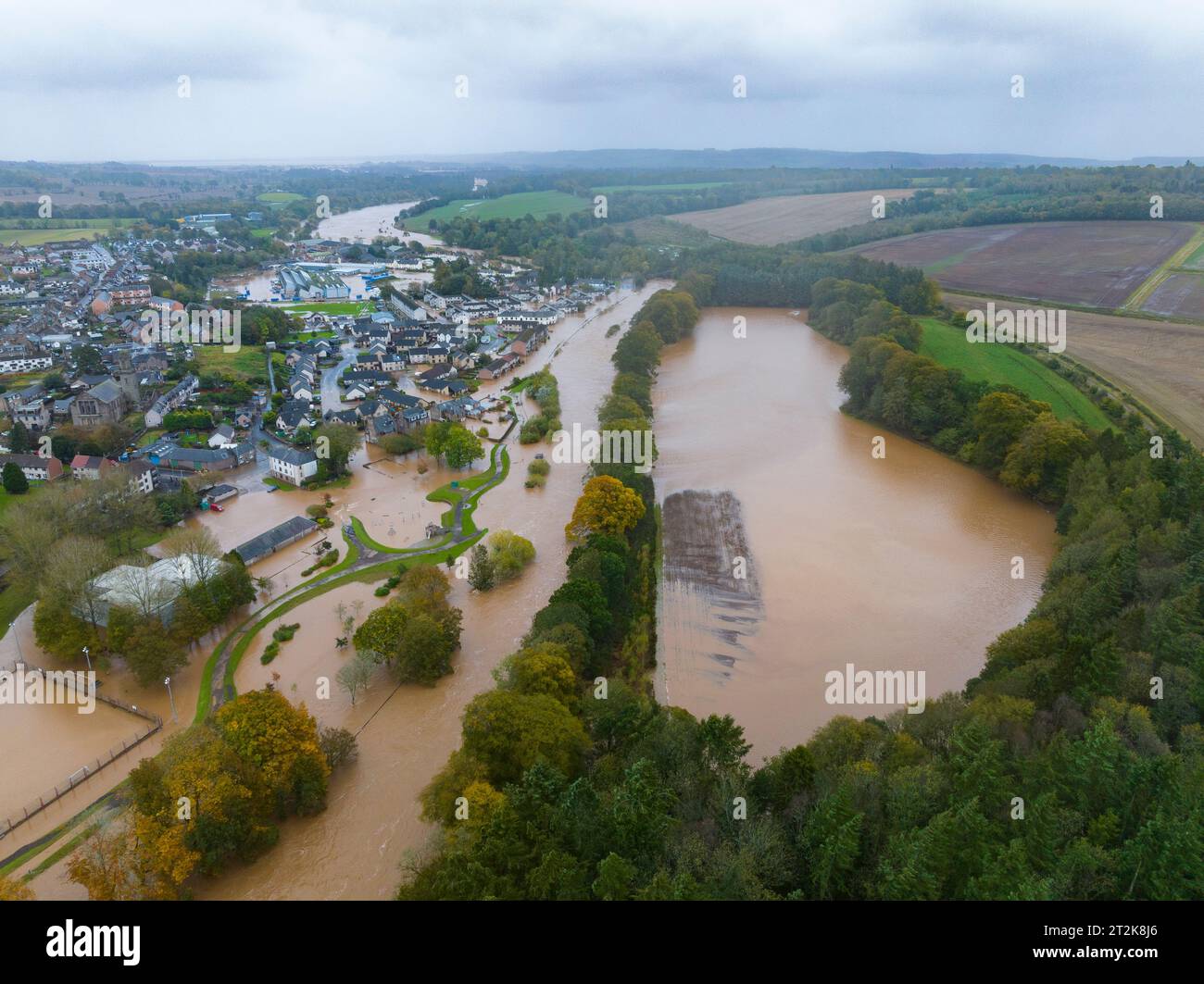 Brechin, Scozia, Regno Unito. 20 ottobre 2023. Vista aerea di Brechin dopo che il fiume South Esk rompe le sue rive nelle prime ore del venerdì. Molte strade adiacenti al fiume sono allagate e i residenti sono stati evacuati il giovedì sera fino al venerdì mattina. Storm Babet ha portato precipitazioni e venti eccezionalmente pesanti nelle ultime 24 ore. Iain Masterton Foto Stock