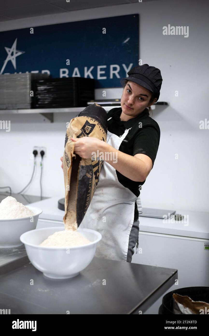 La donna del posto e baker Marran Turner alla Big River Bakery di Newcastle, fondata da Andy Haddon. Un piccolo forno che serve il comune locale Foto Stock