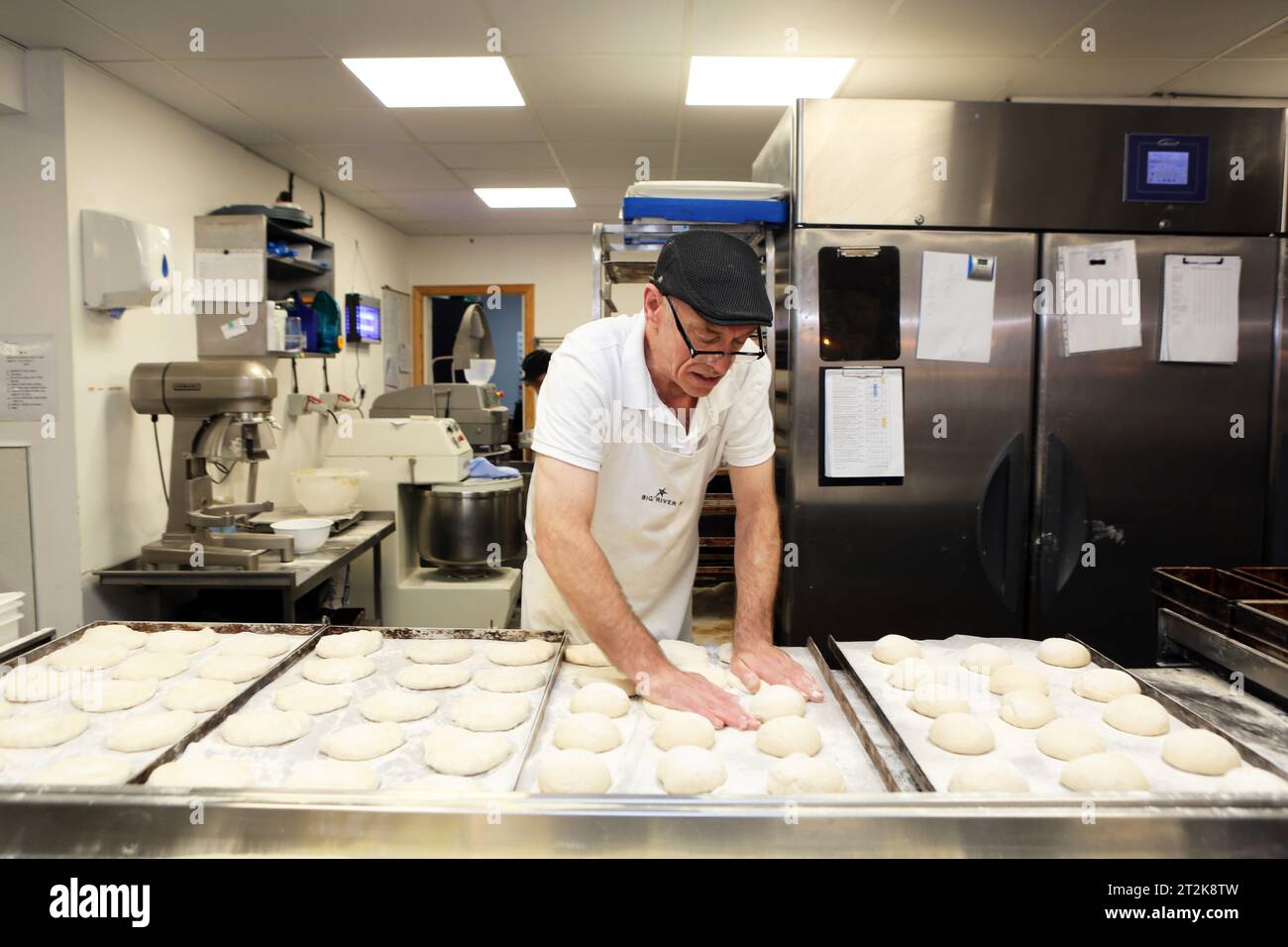 Gary Bland prepara gli Stotties alla Big River Bakery di Newcastle, fondata da Andy Haddon. Un piccolo forno che serve la comunità locale e.. Foto Stock