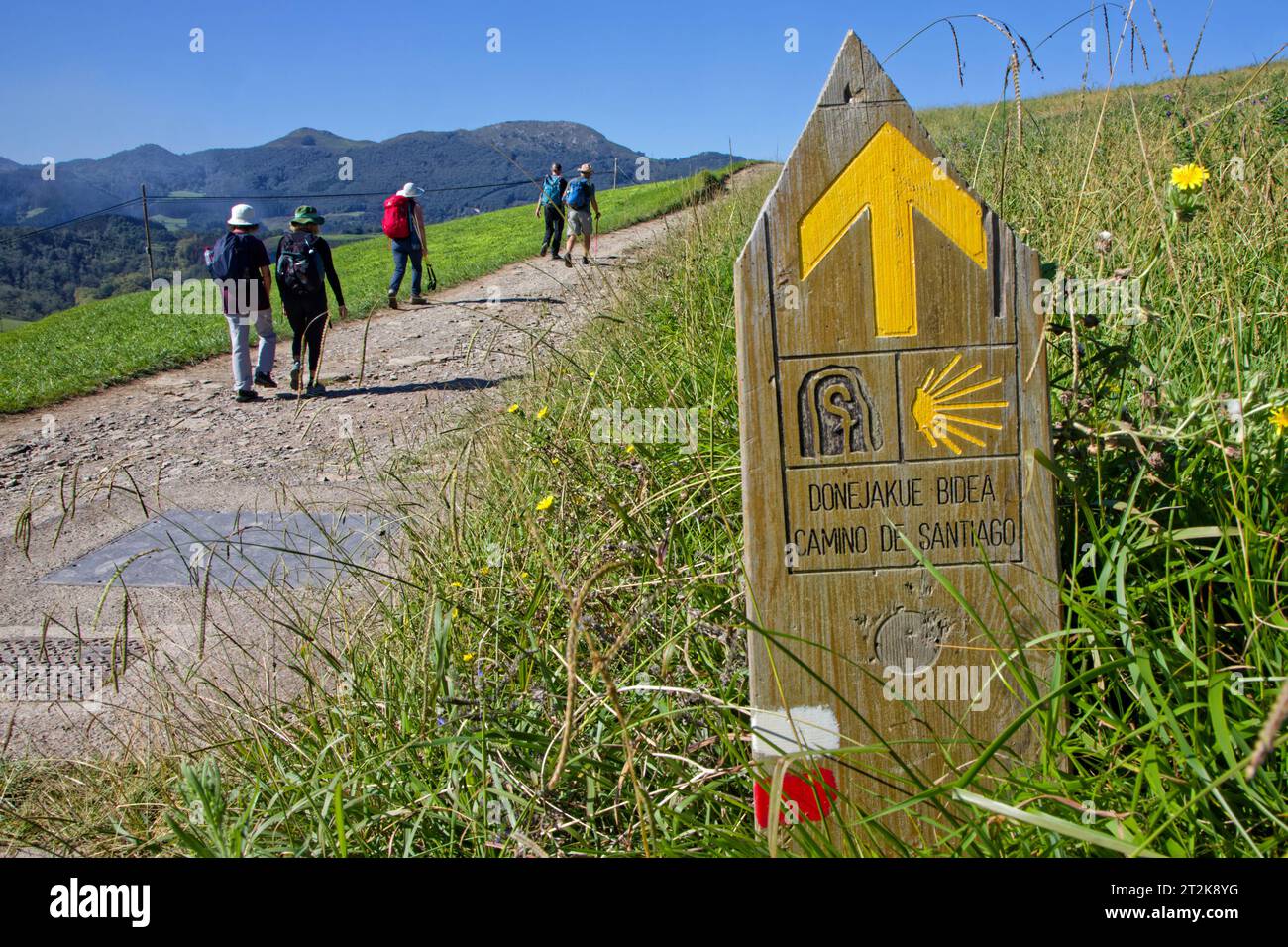 ZUMAIA, SPAGNA, 25 settembre 2023 : pellegrini sulla strada per Santiago de Compostella con Camino del Norte (sentiero nord) nei Paesi Baschi. Foto Stock