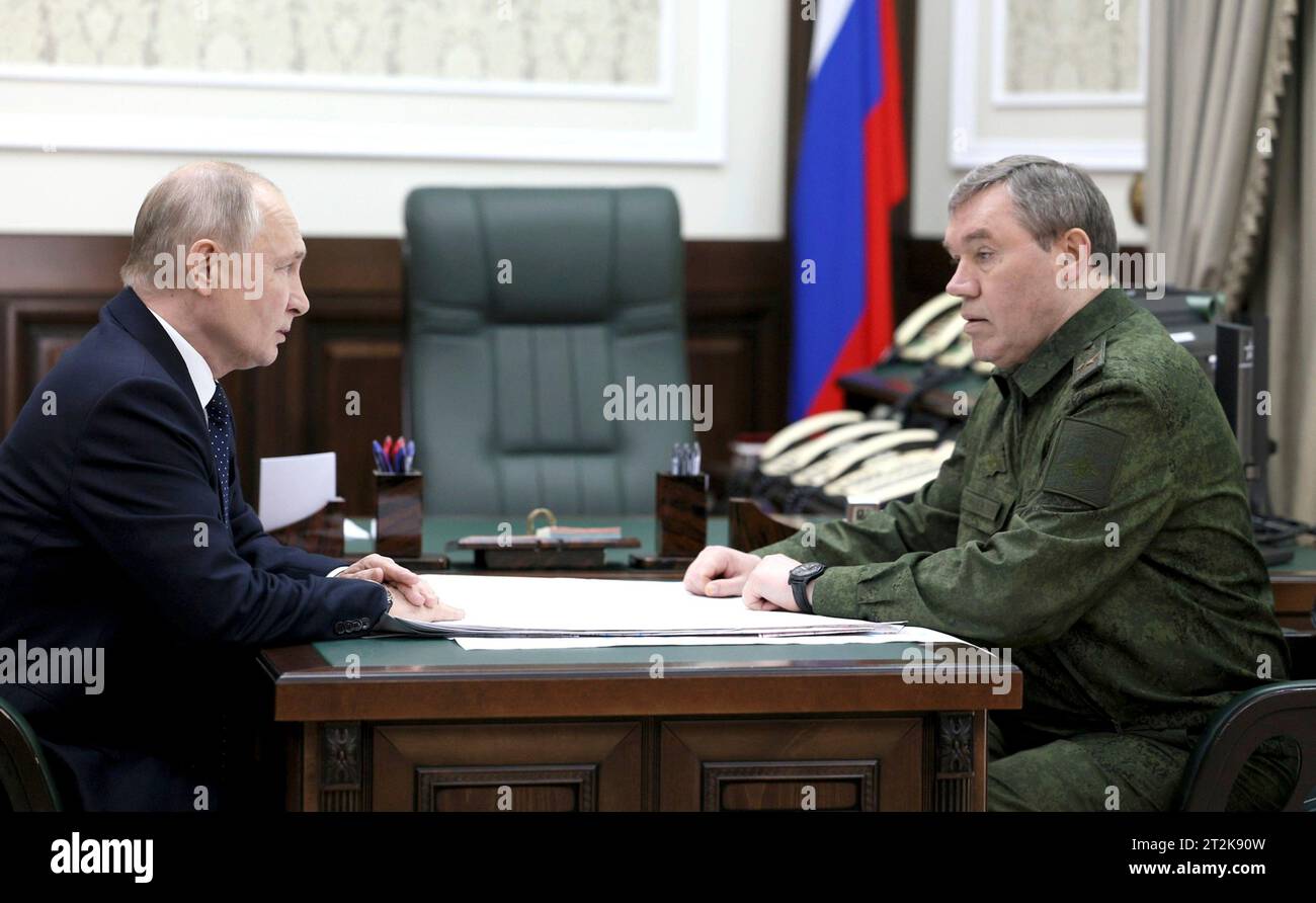 Rostov-sul-Don, Russia. 20 ottobre 2023. Il presidente russo Vladimir Putin, a sinistra, tiene un incontro faccia a faccia con il primo vice ministro della difesa, capo di stato maggiore generale Valery Gerasimov, a destra, presso il quartier generale del distretto militare meridionale, il 20 ottobre 2023 a Rostov-sul-Don, in Russia. Crediti: Gavriil Grigorov/Cremlino Pool/Alamy Live News Foto Stock