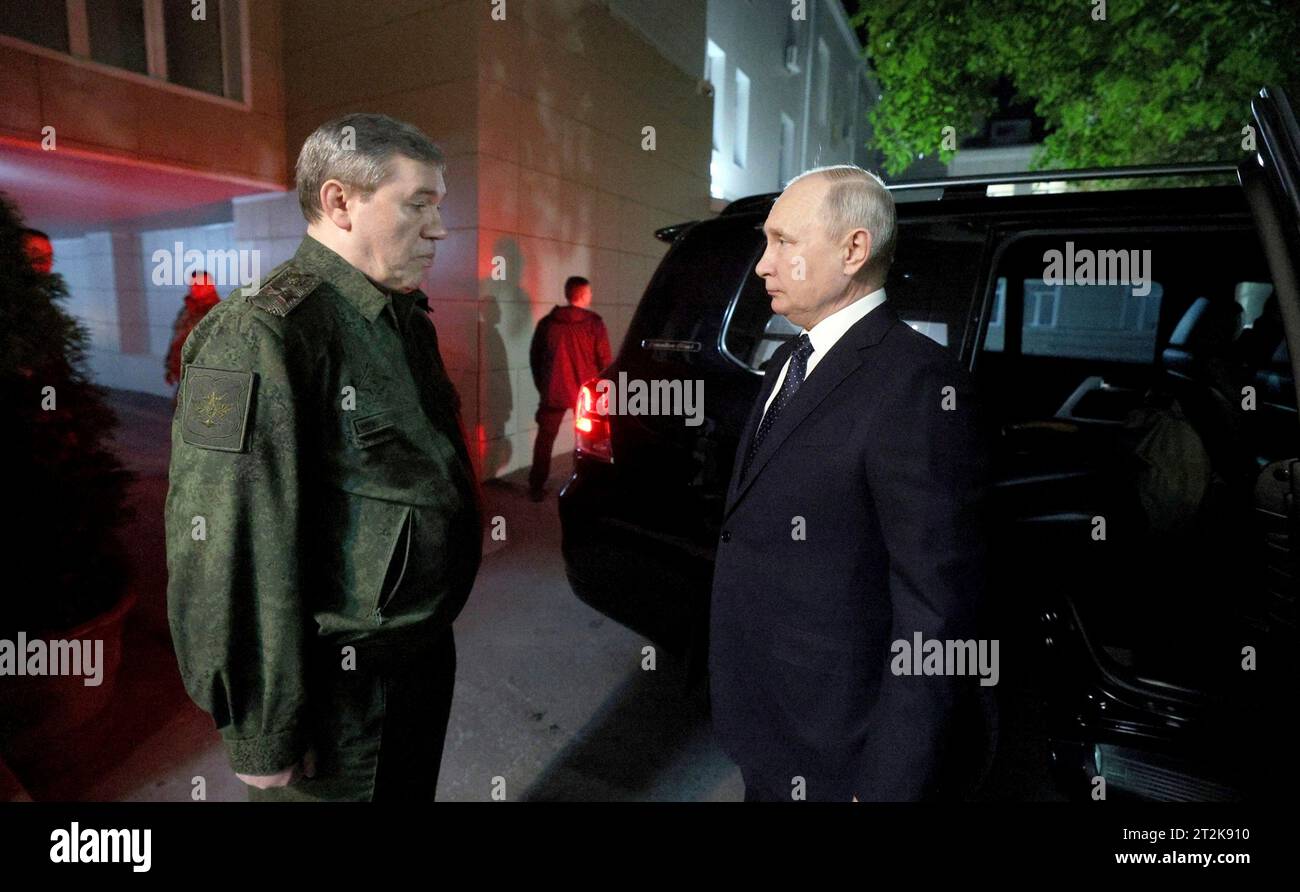 Rostov-sul-Don, Russia. 20 ottobre 2023. Il presidente russo Vladimir Putin viene accolto dal primo Vice Ministro della difesa, Capo di Stato maggiore generale Valery Gerasimov, lasciato, prima di un incontro presso la sede del Distretto militare meridionale, il 20 ottobre 2023 a Rostov-sul-Don, in Russia. Crediti: Gavriil Grigorov/Cremlino Pool/Alamy Live News Foto Stock
