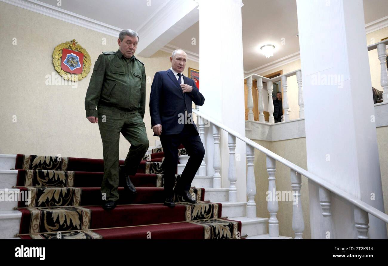 Rostov-sul-Don, Russia. 20 ottobre 2023. Il presidente russo Vladimir Putin, a destra, cammina con il primo Vice Ministro della difesa, Capo di Stato maggiore Valery Gerasimov, a sinistra, dopo la loro riunione presso il quartier generale del Distretto militare meridionale, il 20 ottobre 2023 a Rostov-sul-Don, Russia. Crediti: Gavriil Grigorov/Cremlino Pool/Alamy Live News Foto Stock