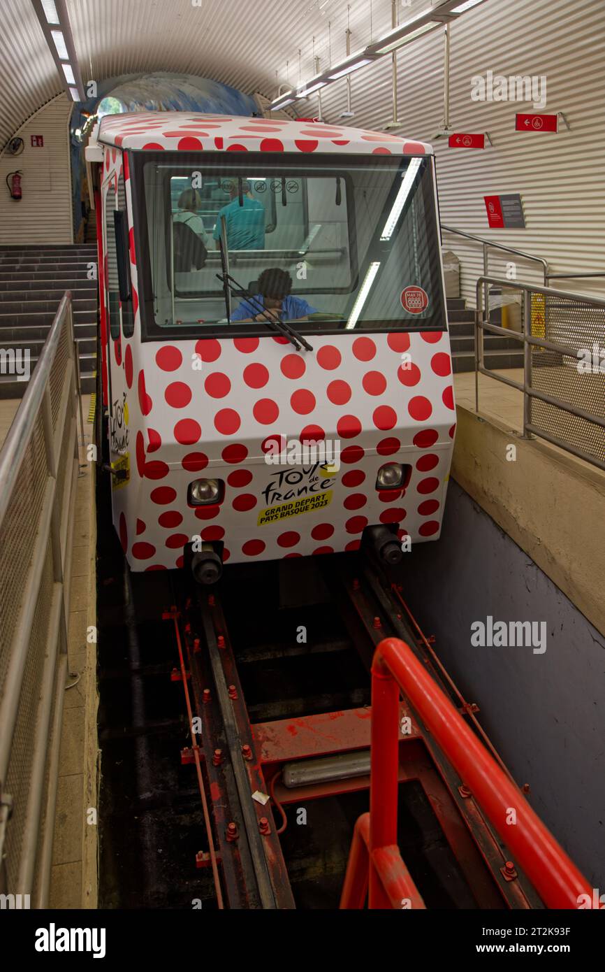 BILBAO, SPAGNA, 26 settembre 2023 : per celebrare l'inizio del Tour de France 2023 dalla città, la funicolare è stata decorata con il miglior clima Foto Stock