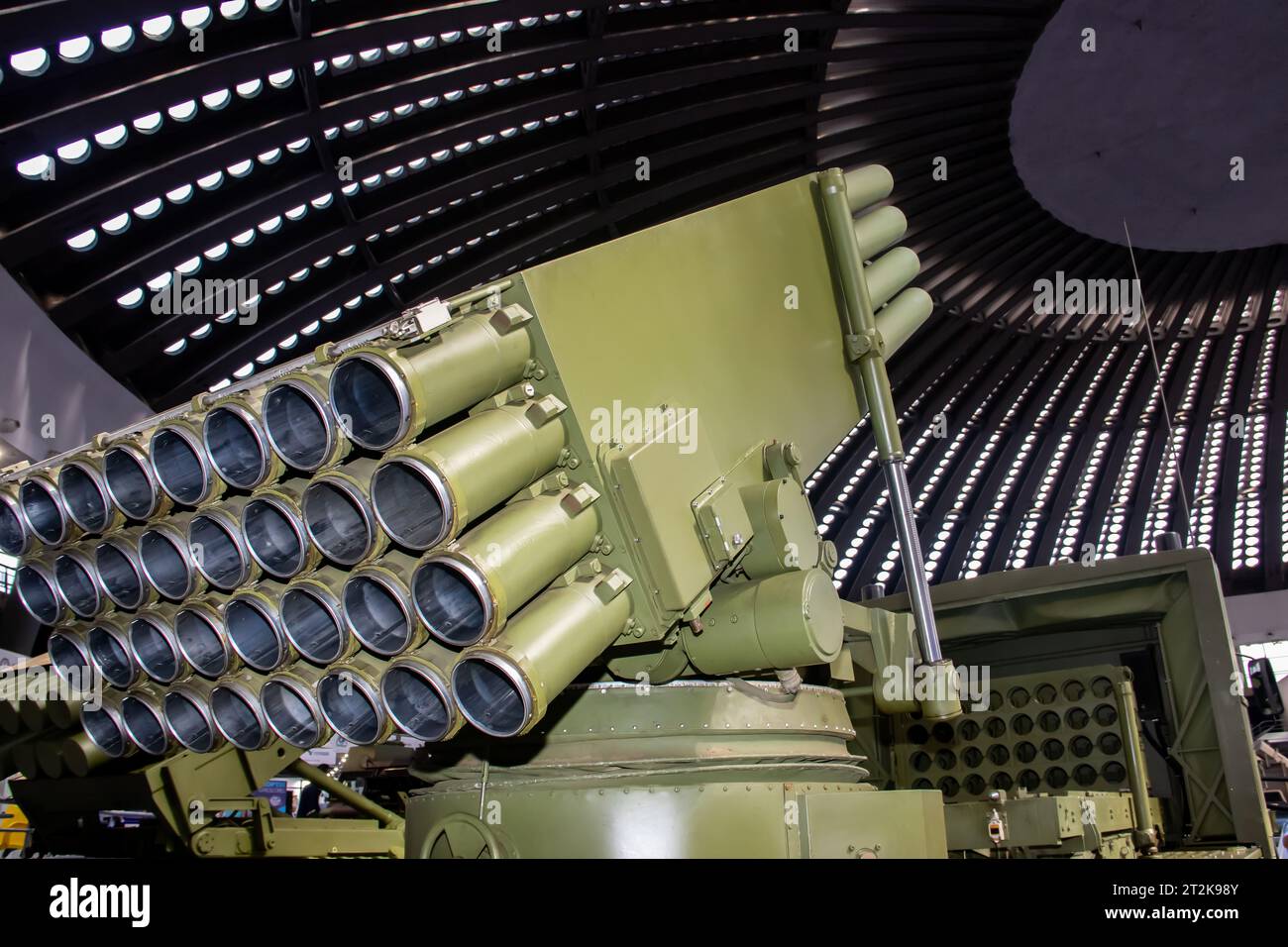 Lanciarazzi a canna multipla (MRL) o sistema a razzo multiplo (MLRS) con 32 tubi di lancio del calibro 128 mm, equipaggiamento militare di guerra, Foto Stock