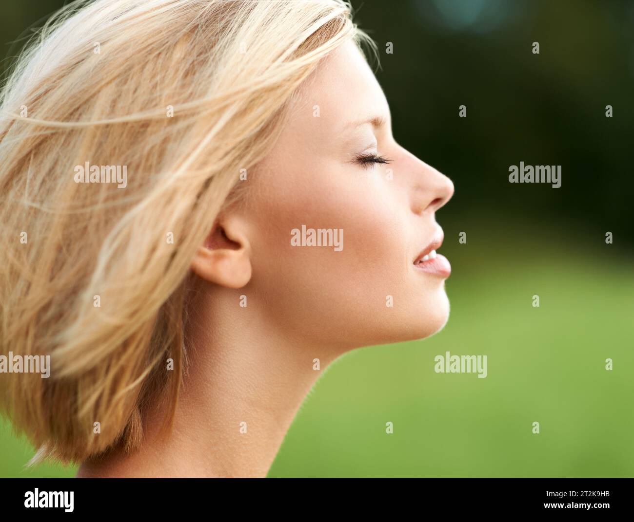 Donna, respirazione e pace nella natura, calma e zen per il benessere interiore, spirituale e meditazione. Persona, consapevolezza e serenità in campagna, gratis Foto Stock