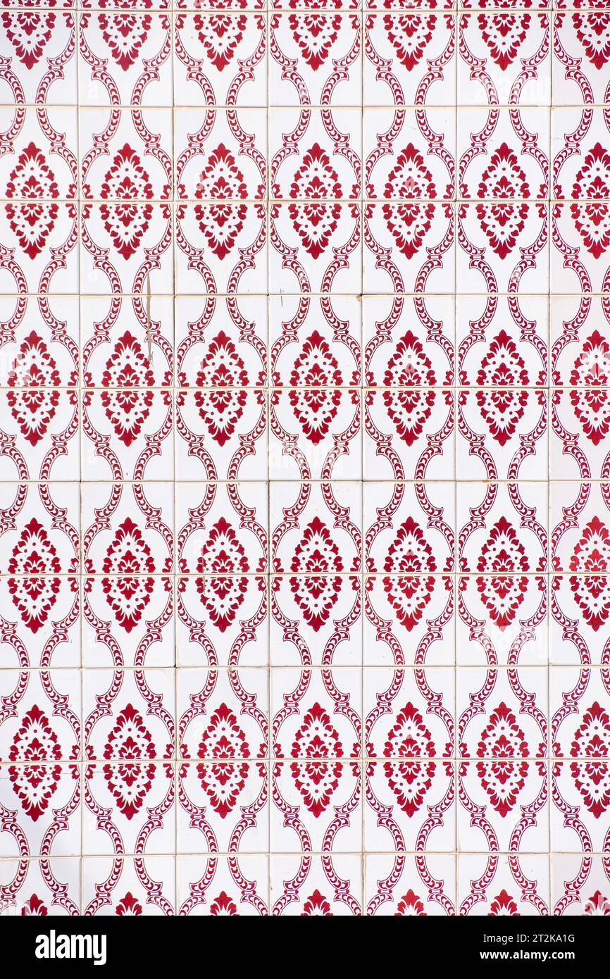 vista ravvicinata di una parete di forme geometriche rosse Foto Stock