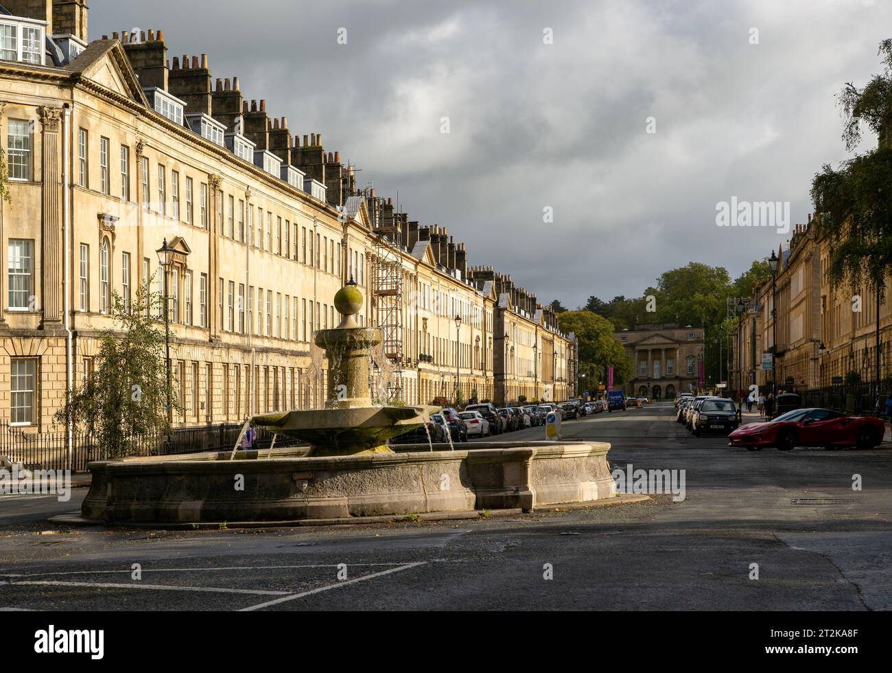Edifici di architettura georgiana in Great Pulteney Street, Laura Place, Bath, North East Somerset, Inghilterra, REGNO UNITO Foto Stock