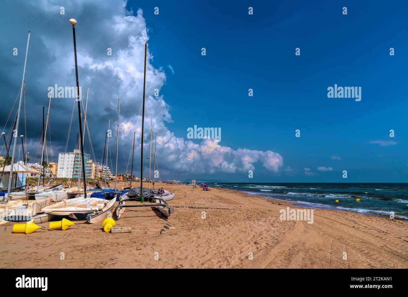 Barche Xeraco Spain e spiaggia sabbiosa con mare tra Gandia e Cullera Foto Stock