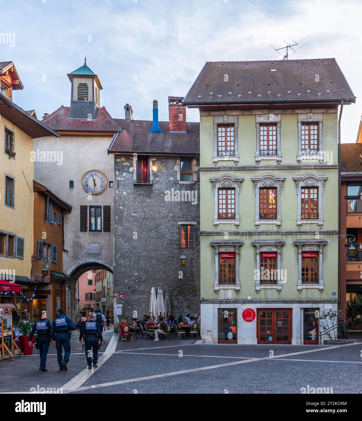 Rue Sainte Claire Gate, la sera, ad Annecy, alta Savoia, Francia Foto Stock