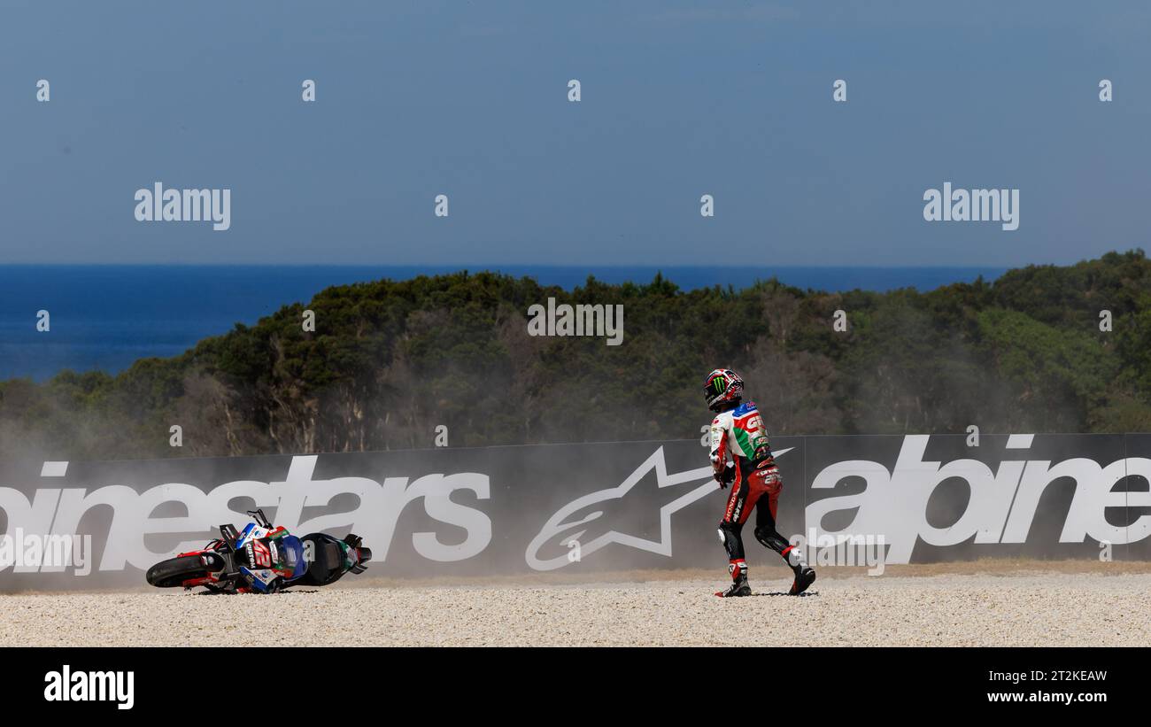 Phillip Island Grand Prix Circuit, 20 ottobre 2023: Aleix Espargaró (ESP) dell'Aprilia Racing Team Gresini si schianta durante il MotoGP Australian Motorcyle Grand Prix 2023. Corleve/Alamy Live News Foto Stock