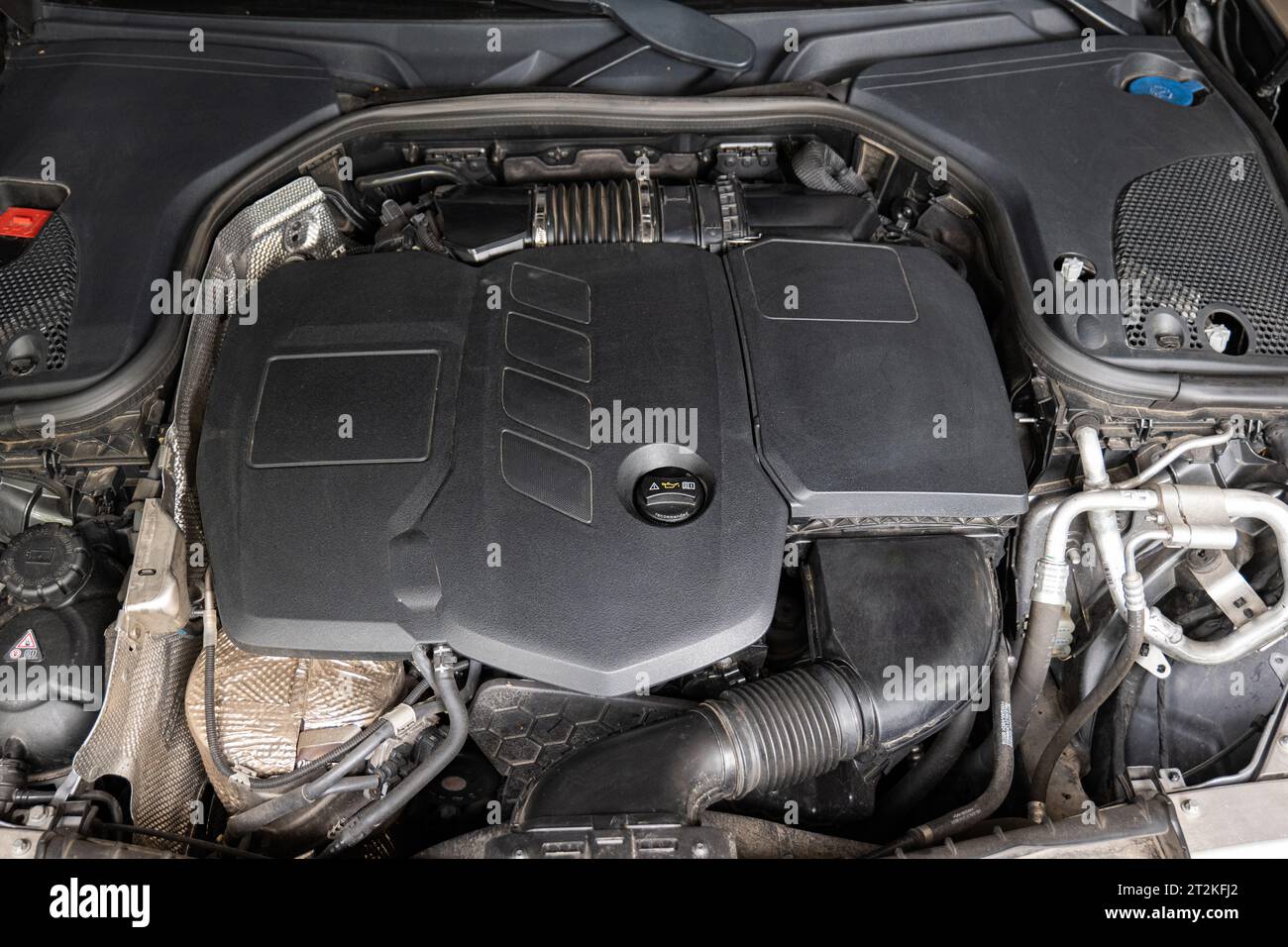Vano motore per auto e coperchio motore in plastica. Auto usata moderna, vista dall'alto, niente persone. Foto Stock