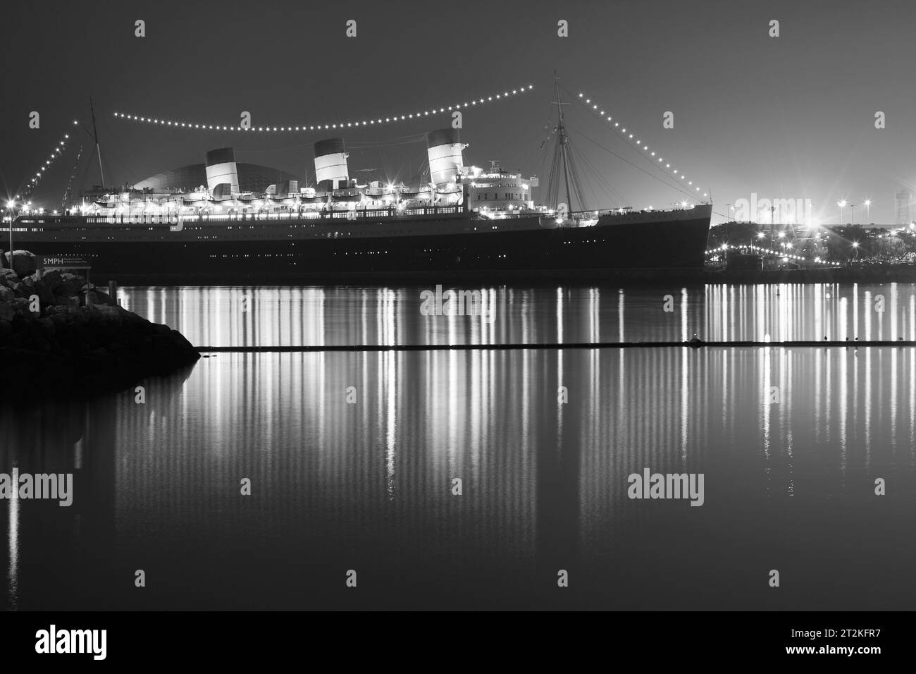 La storica RMS Queen Mary, varata nel 1934 e infine ormeggiata alla foce del fiume Los Angeles a Long Beach, California nel 1967. Foto Stock