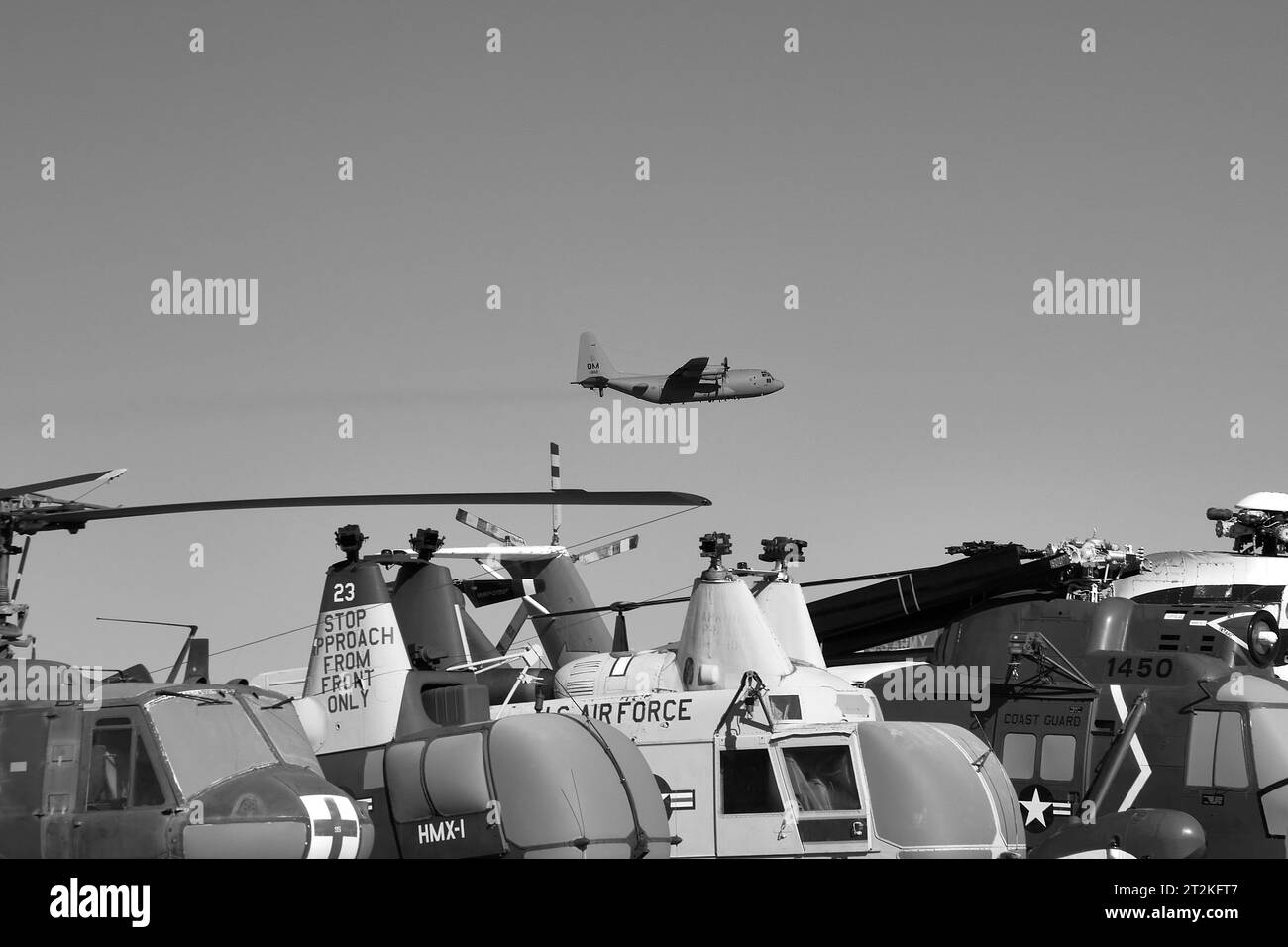 Un Lockheed EC-130H Compass Call Electronic Attack Aircraft con base a Davis-Monthan Air Force base, Overflies Helicopters Museum Helicopters. Foto Stock