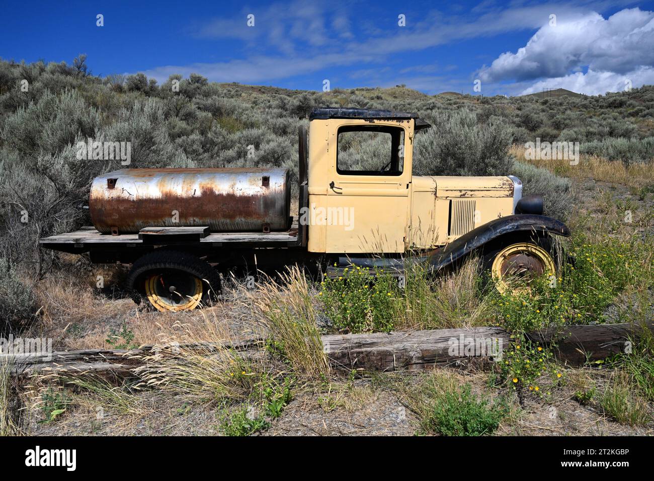 una vecchia auto sul campo. vecchia auto abbandonata Foto Stock