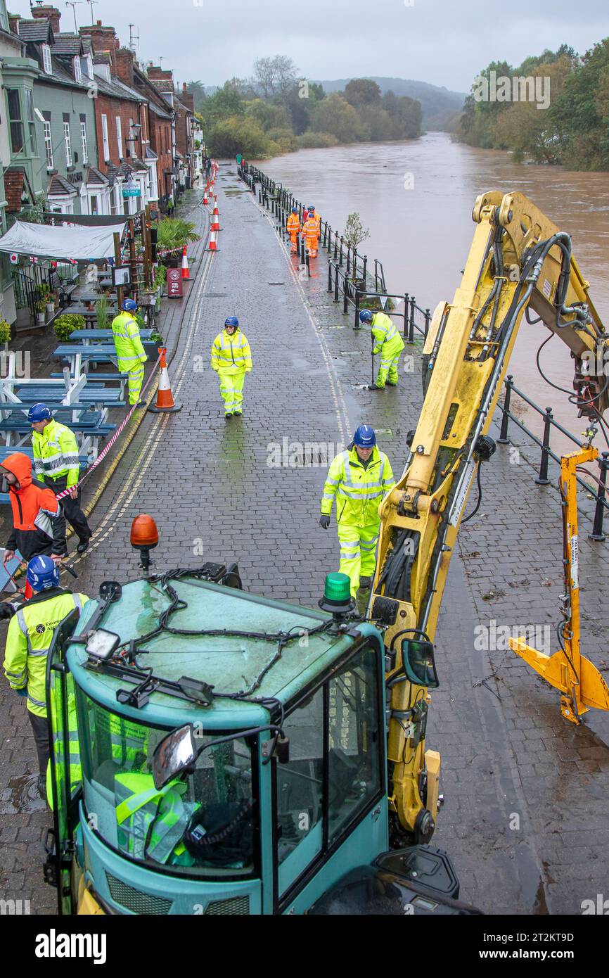 Bewdley, Regno Unito. 20 ottobre 2023. Meteo del Regno Unito: La tempesta Babet causa gravi inondazioni attraverso le Midlands. Il fiume Severn a Bewdley è vicino alle inondazioni, dato che i lavoratori dell'Agenzia per l'ambiente si sono impegnati rapidamente ad installare le difese delle inondazioni. Credito: Lee Hudson/Alamy Live News Foto Stock